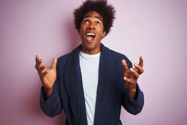 Fiatal Afro Amerikai Férfi Pizsamában Áll Elszigetelt Rózsaszín Háttér Őrült — Stock Fotó