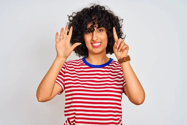 Mulher Árabe Jovem Com Cabelo Encaracolado Vestindo Shirt Listrada Sobre — Fotografia de Stock