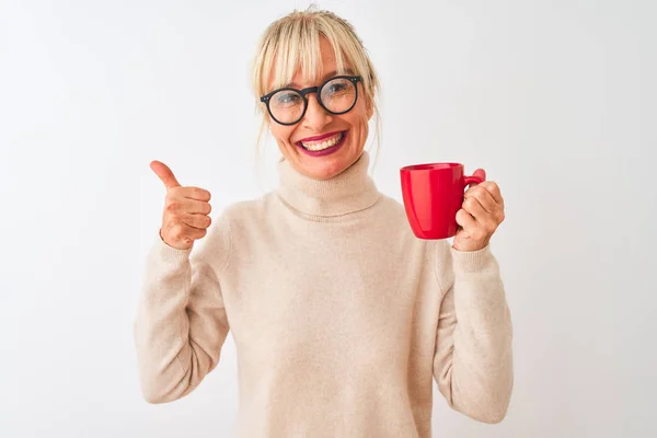 Medelålders Kvinna Bär Glasögon Dricka Röd Kopp Kaffe Över Isolerad — Stockfoto