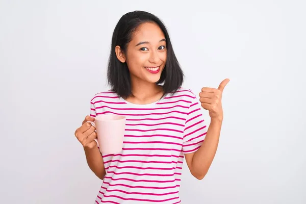 Jonge Mooie Chinese Vrouw Drinken Kopje Koffie Geïsoleerde Witte Achtergrond — Stockfoto