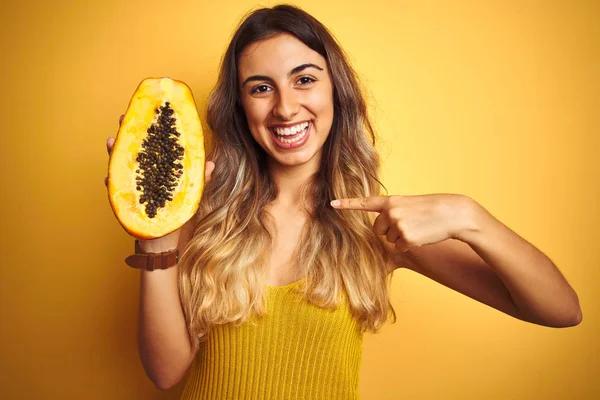 Young Beautiful Woman Holding Papaya Yellow Isolated Background Surprise Face — ストック写真