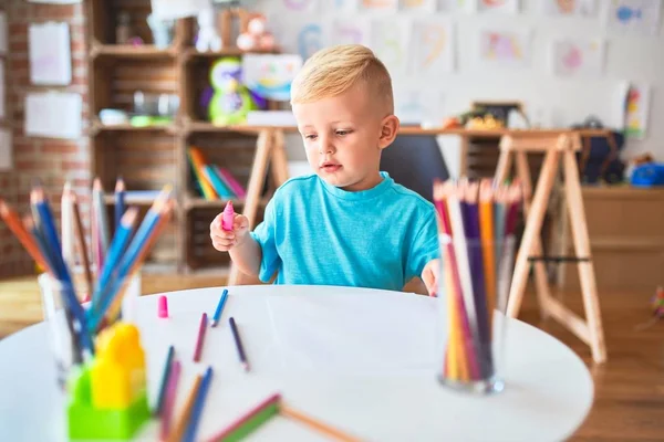 幼稚園で色鉛筆で遊んでいる若い白人の子供 未成年の男の子幸せ Playroom — ストック写真