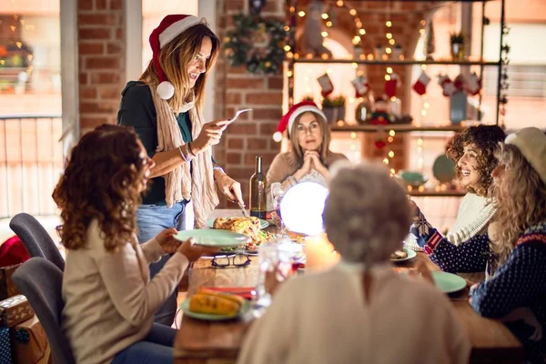 Mooie Groep Vrouwen Die Blij Zelfverzekerd Glimlachen Carving Geroosterde Kalkoen — Stockfoto