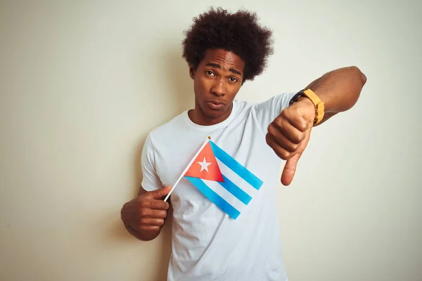 Jovem Afro Americano Segurando Cuba Bandeira Cubana Sobre Fundo Branco — Fotografia de Stock