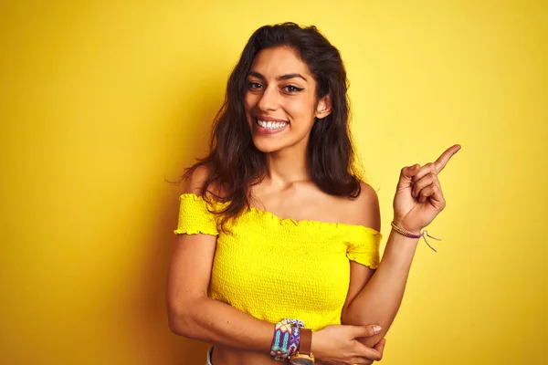 Jonge Mooie Vrouw Draagt Casual Shirt Staan Geïsoleerde Gele Achtergrond — Stockfoto