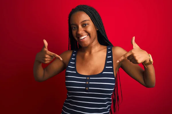 Mujer Afroamericana Joven Con Camiseta Rayas Pie Sobre Fondo Rojo — Foto de Stock