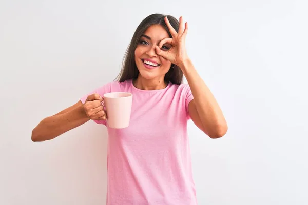 Joven Hermosa Mujer Bebiendo Taza Café Rosa Pie Sobre Fondo —  Fotos de Stock