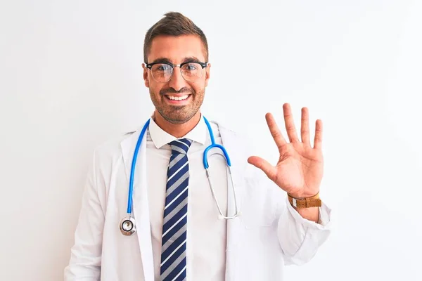 年轻英俊的医生 戴着听诊器 背靠孤立的背景 带着五号手指 面带微笑 自信而快乐 — 图库照片