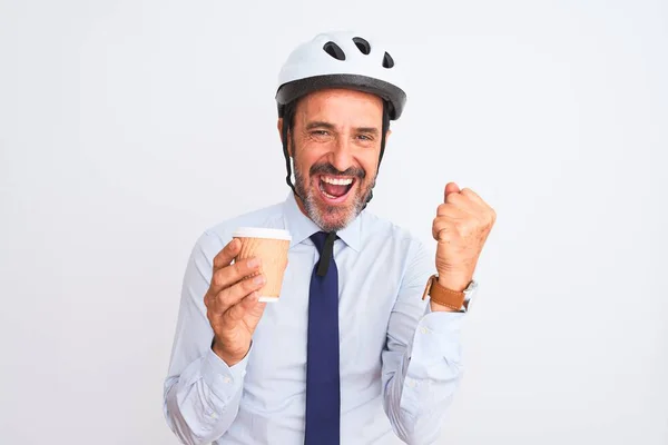中年商人戴着自行车头盔 在与世隔绝的白色背景下喝咖啡 自豪地尖叫着 庆祝胜利和成功 他们激动地欢呼着 — 图库照片