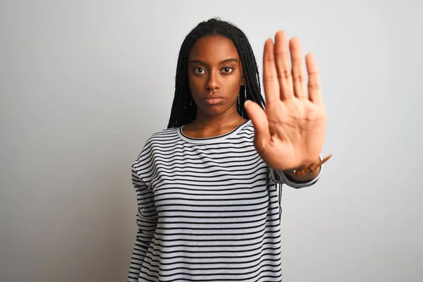 Ung Afrikansk Amerikansk Kvinna Bär Randig Shirt Stående Över Isolerad — Stockfoto