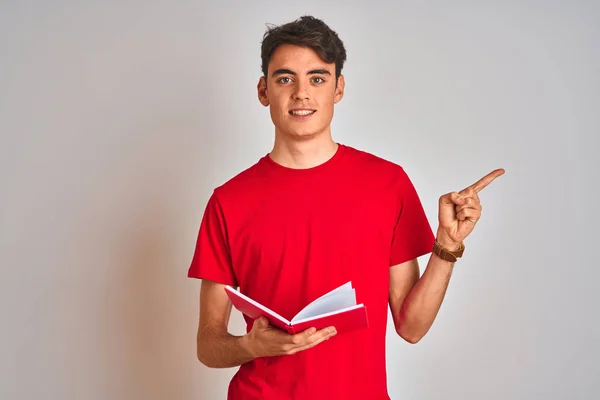 Adolescente Estudante Menino Lendo Livro Sobre Isolado Fundo Muito Feliz — Fotografia de Stock