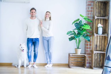 Yeni evde duran köpek ile genç güzel çift