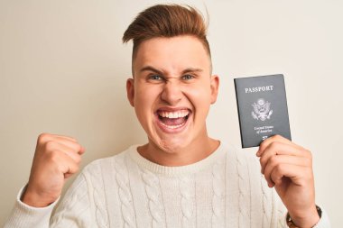 Amerika Birleşik Devletleri pasaportu taşıyan yakışıklı genç adam beyaz arka planda gururla bağırıyor ve zaferi ve başarıyı kutluyor çok heyecanlı, coşkulu bir duygu.