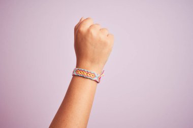 Bilek güzel el yapımı renkli bilezik ile model kol