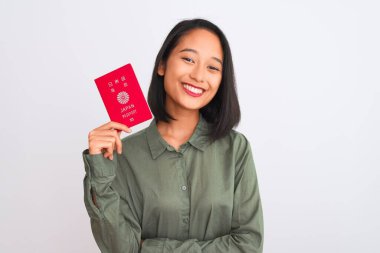 Güzel Çinli kadın Japon pasaportunu izole edilmiş beyaz arka planda tutuyordu. Mutlu bir yüzü vardı. Kendine güvenen bir gülümsemeyle dişlerini gösteriyordu.