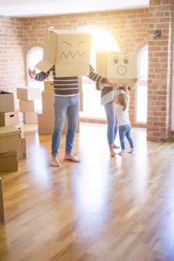 Yeni evde karton bel kutuları ile oynayan çocuk ile güzel famiily
