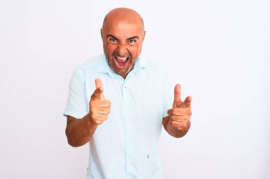 İzole edilmiş beyaz arka plan üzerinde dikilmiş, mutlu ve komik yüzlü, orta yaşlı yakışıklı bir adam. İyi enerji ve titreşimler.