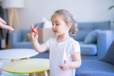 Çilek yiyen güzel yürümeye başlayan çocuk kız