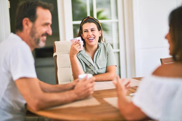 Linda Família Sentada Terraço Beber Xícara Café Falando Sorrindo — Fotografia de Stock