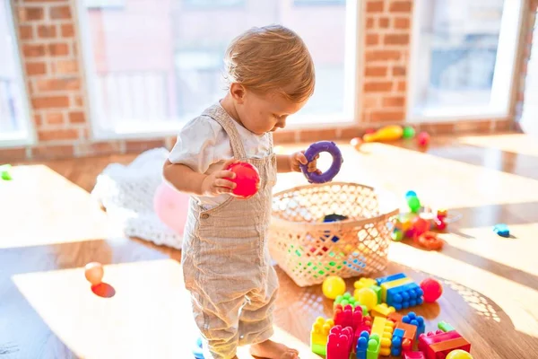 Entzückendes Blondes Kleinkind Spielt Kindergarten Jede Menge Spielzeug — Stockfoto