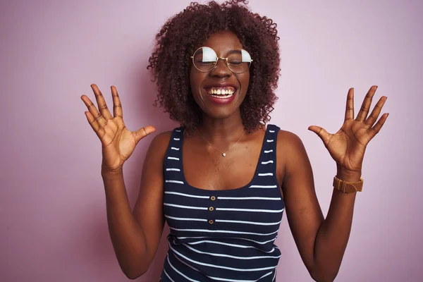 Ung Afrikansk Afro Kvinna Bär Randig Shirt Glasögon Över Isolerade — Stockfoto