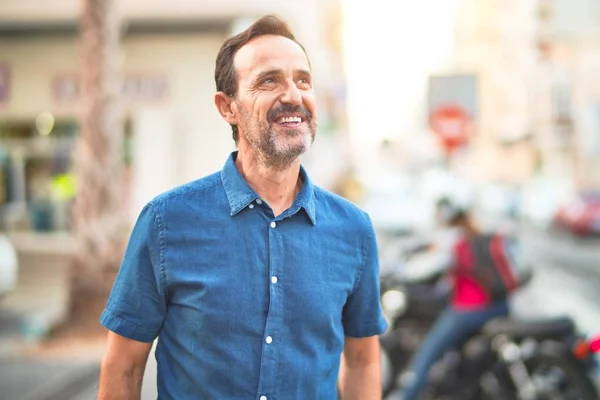 Homem Bonito Meia Idade Rua Sorrindo — Fotografia de Stock