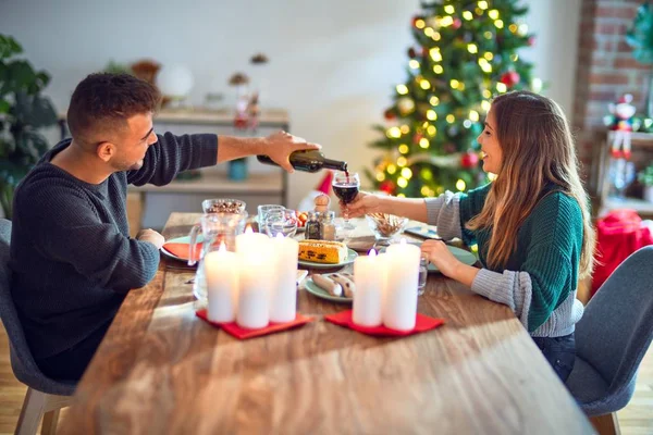 Young Beautiful Couple Smiling Happy Confident Eating Food Celebrating Christmas — 스톡 사진