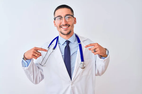 Jonge Dokter Man Draagt Stethoscoop Geïsoleerde Achtergrond Kijken Zelfverzekerd Met — Stockfoto
