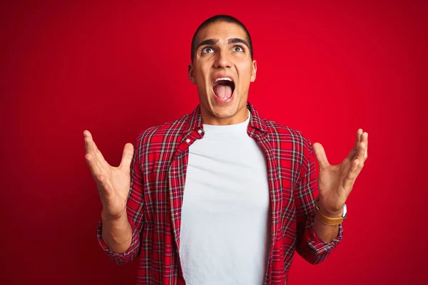 Jonge Knappe Man Draagt Een Shirt Met Horloge Rood Geïsoleerde — Stockfoto