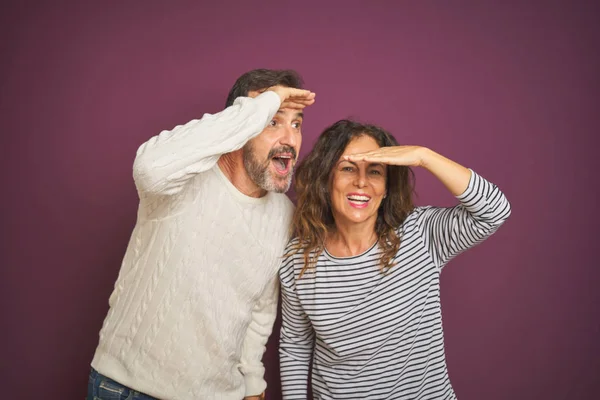 Belo Casal Meia Idade Vestindo Camisola Inverno Sobre Fundo Roxo — Fotografia de Stock