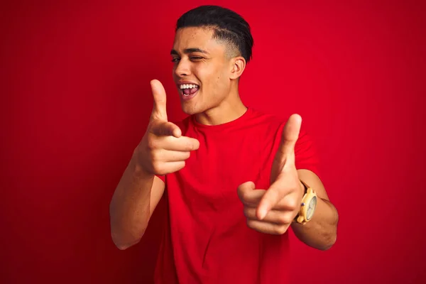 Hombre Brasileño Joven Con Camiseta Pie Sobre Fondo Rojo Aislado —  Fotos de Stock