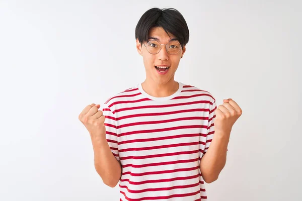 Joven Hombre Chino Con Gafas Camiseta Rayas Pie Sobre Fondo — Foto de Stock