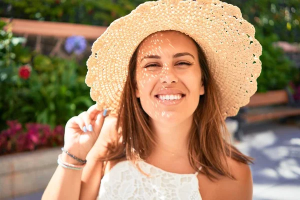 Mulher Beatiful Nova Que Sorri Feliz Alegre Parque Verde Dia — Fotografia de Stock