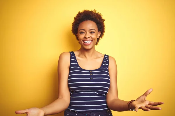 Beauitul Mujer Afroamericana Vistiendo Camiseta Verano Sobre Fondo Amarillo Aislado — Foto de Stock