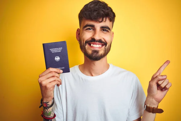 Jovem Com Tatuagem Vestindo Passaporte Alemão Alemanha Sobre Fundo Amarelo — Fotografia de Stock