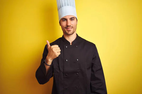 Jonge Chef Kok Uniform Hoed Geïsoleerde Gele Achtergrond Doet Vrolijke — Stockfoto