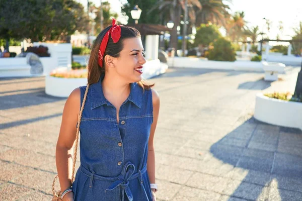 Jovem Mulher Bonita Sorrindo Feliz Andando Nas Ruas Cidade Puerto — Fotografia de Stock