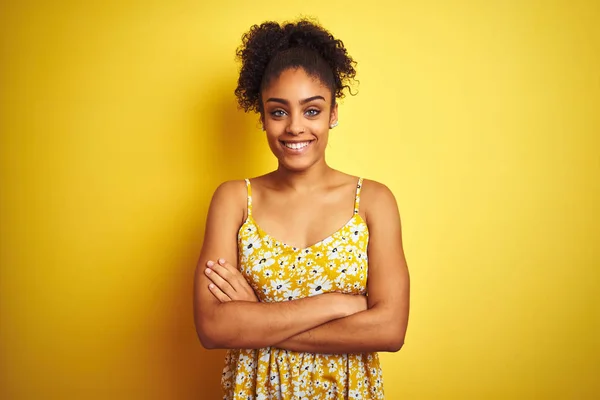 Африканская Американка Обычном Цветочном Платье Стоит Изолированном Желтом Фоне Счастливое — стоковое фото