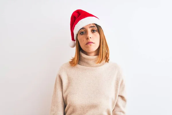 Mulher Ruiva Bonita Usando Chapéu Natal Sobre Fundo Isolado Olhando — Fotografia de Stock