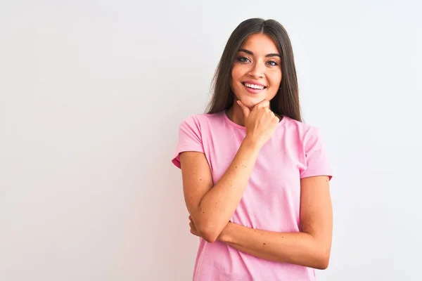 Jovem Mulher Bonita Vestindo Rosa Casual Shirt Sobre Fundo Branco — Fotografia de Stock