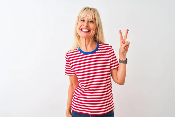 Mujer Mediana Edad Vistiendo Una Camiseta Rayas Casuales Pie Sobre — Foto de Stock