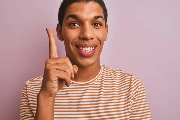 Jonge Knappe Arabische Man Draagt Gestreepte Shirt Staan Geïsoleerde Roze — Stockfoto