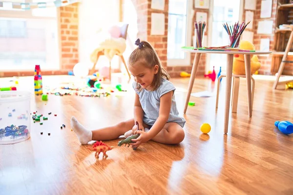 아름답고 금발의 소녀는 유치원에서 장난감 놀이를 즐기고 집에서 장난감을 가지고 — 스톡 사진