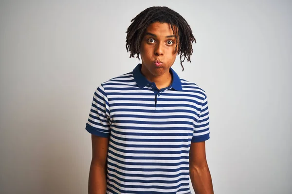 Afro Mann Mit Dreadlocks Und Gestreiftem Blauem Polo Der Vor — Stockfoto