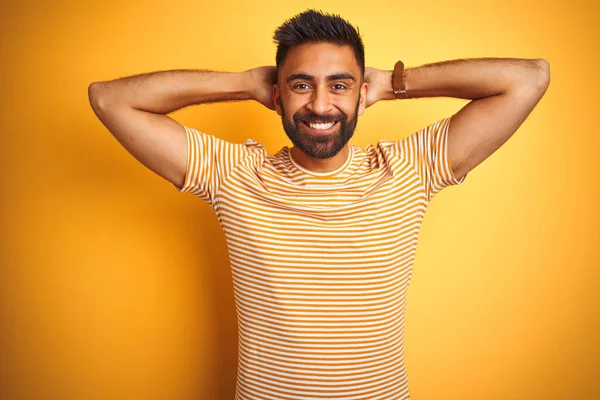 Young Indian Man Wearing Shirt Standing Isolated Yellow Background Relaxing — ストック写真