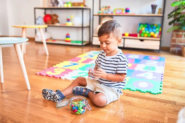 Mooie Peuter Jongen Drinken Glas Water Kleuterschool — Stockfoto