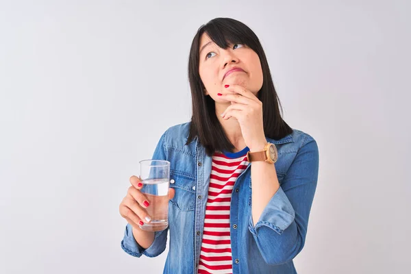 Joven Hermosa Mujer China Sosteniendo Vaso Agua Sobre Fondo Blanco —  Fotos de Stock
