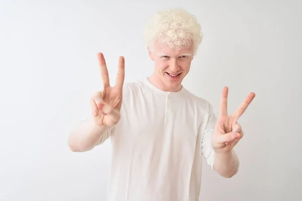 Ung Albino Blond Man Bär Casual Shirt Stående Över Isolerade — Stockfoto