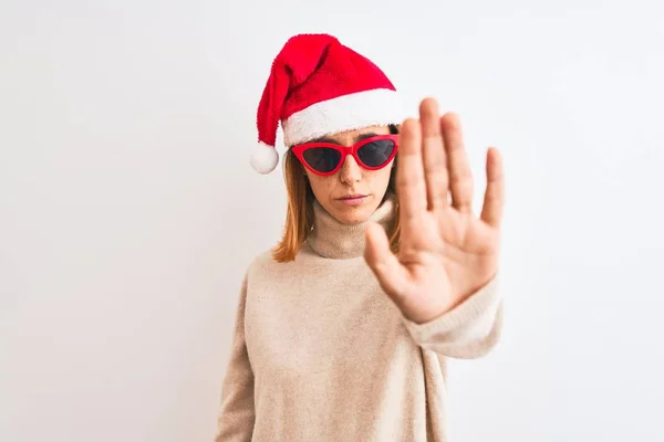 Красивая Рыжая Женщина Рождественской Шляпе Красных Солнцезащитных Очках Открытой Рукой — стоковое фото