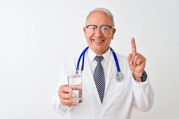 Starszy Siwowłosy Lekarz Pijący Szklankę Wody Odizolowanym Białym Tle Zaskoczony — Zdjęcie stockowe
